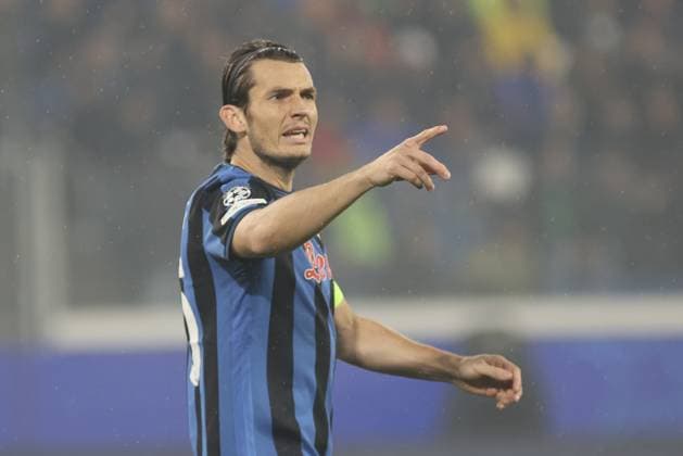 Marten de Roon of Atalanta BC gestures during Atalanta BC vs Celtic FC, 3Ã‚Â° round of Chanpions League 2024-25, game at Gewiss stadium in Bergamo (BG), Italy, on October 23, 2024.  Copyright: xDavidexCasentini IPAxSportx xipax xx IPA_50883386 IPA_Agency_IPA50883386
