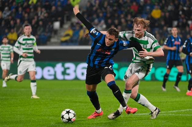 23rd October 2024; Gewiss Stadium, Bergamo, Italy, UEFA Champions League Football, Atalanta versus Celtic; Mateo Retegui of Atalanta BC challenged by Liam Scales of Celtic FC  ActionPlus12706522 BestxImages
