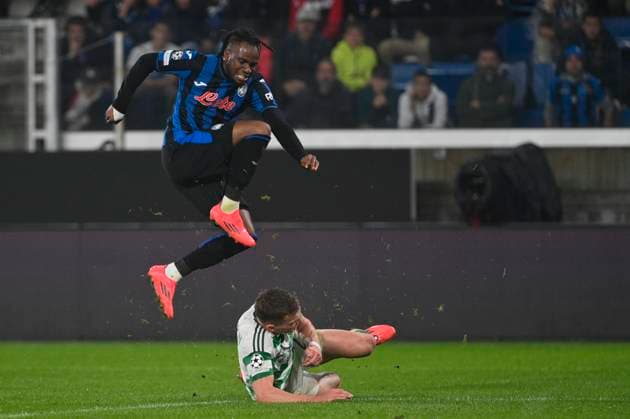 Sport Bilder des Tages 23rd October 2024; Gewiss Stadium, Bergamo, Italy, UEFA Champions League Football, Atalanta versus Celtic; Ademola Lookman of Atalanta BC skips a slide tackle  ActionPlus12706533 BestxImages