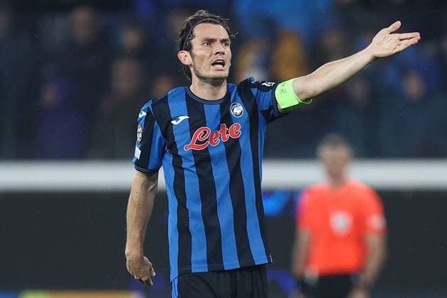 Marten de Roon of Atalanta BC gives instructions Atalanta v Celtic, UEFA Champions League, Group Stage, Football, Gewiss Stadium, Bergamo, Italy, 23 Oct 2024 EDITORIAL USE ONLY No use with unauthorised audio, video, data, fixture lists, club league logos or live services. Online in-match use limited to 120 images, no video emulation. No use in betting, games or single club league player publications.  Copyright: xMarcoxCanoniero Shutterstockx 14801628ah