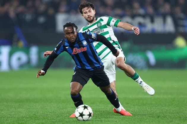 Ademola Lookman of Atalanta BC (L) under pressure from Nicolas Kühn of Celtic (R) Atalanta v Celtic, UEFA Champions League, Group Stage, Football, Gewiss Stadium, Bergamo, Italy, 23 Oct 2024 EDITORIAL USE ONLY No use with unauthorised audio, video, data, fixture lists, club league logos or live services. Online in-match use limited to 120 images, no video emulation. No use in betting, games or single club league player publications. Copyright: xMarcoxCanoniero Shutterstockx 14801628aq