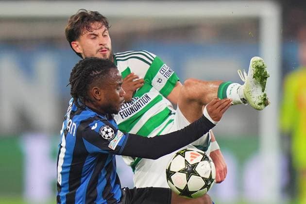 Atalanta s Ademola Lookman fight for the ball with Celtic s Nicolas Kuehn during the Uefa Champions League soccer match between Atalanta BC and Celtic FC at Gewiss Stadium in Bergamo, north Italy - Wednesday , October 23 , 2024. - Soccer .  Copyright: xSpada LaPressex