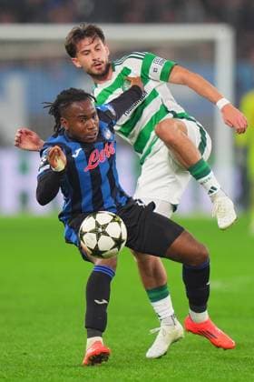 Atalanta s Ademola Lookman fight for the ball with Celtic s Nicolas Kuehn during the Uefa Champions League soccer match between Atalanta BC and Celtic FC at Gewiss Stadium in Bergamo, north Italy - Wednesday , October 23 , 2024. - Soccer .  Copyright: xSpada LaPressex