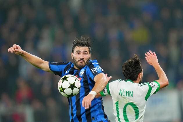 Atalanta s Sead Kolasinaci fight for the ball with Celtic s Nicolas Kuehn during the Uefa Champions League soccer match between Atalanta BC and Celtic FC at Gewiss Stadium in Bergamo, north Italy - Wednesday , October 23 , 2024. - Soccer .  Copyright: xSpada LaPressex