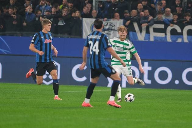 Atalanta BC v Celtic FC - UEFA Champions League 2024 25 League Phase MD3 Liam Scales of Celtic FC carries the ball during the UEFA Champions League 2024 2025 League Phase MD3 football match between Atalanta BC and Celtic FC at Gewiss Stadium in Bergamo, Italy, on October 23, 2024. Bergamo Italy  Copyright: xRobertoxTommasinix originalFilename:tommasini-atalanta241023_npUtQ.jpg