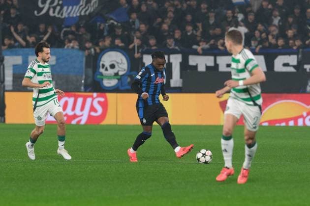 Photo: IPP Roberto Tommasini - Ademola Lookman of Atalanta BC 1907 carries the ball during the UEFA Champions League 2024 2025 League Phase MD3 football match between Atalanta BC and Celtic FC at Gewiss Stadium on October 23, 2024, Bergamo, Italy. Bergamo italy  Copyright: xR4924_italyphotopressx