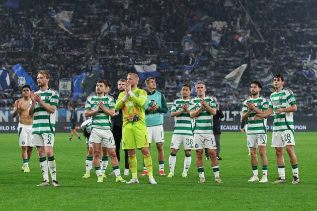Celtic players applaud the fans at full-time Atalanta v Celtic, UEFA Champions League, Group Stage, Football, Gewiss Stadium, Bergamo, Italy, 23 Oct 2024 EDITORIAL USE ONLY No use with unauthorised audio, video, data, fixture lists, club league logos or live services. Online in-match use limited to 120 images, no video emulation. No use in betting, games or single club league player publications. Copyright: xMarcoxCanoniero Shutterstockx 14801628bv