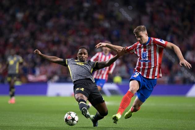 UEFA champions league - Atletico de Madrid vs Lille MADRID,SPAIN - 23 October:Alexsandro Ribeiro of Lille and Alexander Sorloth of Atletico de Madrid fight for the ball during UEFA champions league 2024 25 match between Atletico de Madrid and Lille at Riyadh Air Metropolitano Stadium. (Photo by Guillermo Martinez) Madrid Riyadh Air Metropolitano Stadium Spain Copyright: xGuillermoxMartinezx