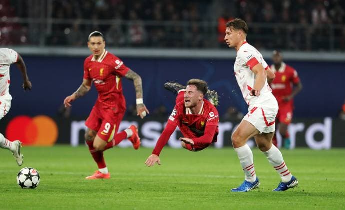 Alexis Mac Allister, Willi Orban duel Match scene Action Sport Football Soccer UEFA Champions League UCL Men 3 Matchday Season 2024 2025 23 10 2024 Rasen Ballsport RB Leipzig RBL vs Liverpool FC LFC DFL regulations prohibit any use of photographs as image sequences and or quasi video