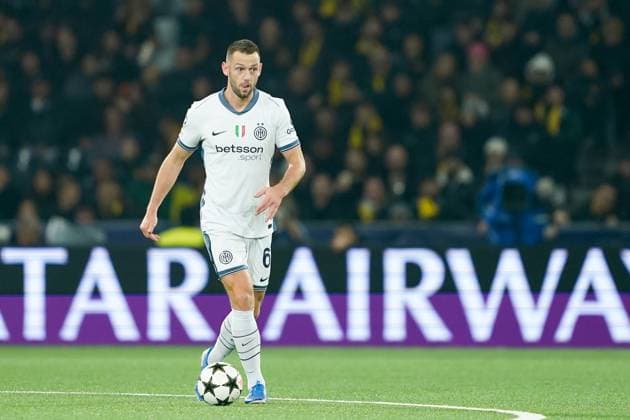 Bern, Switzerland, October 23rd 2024: Stefan De Vrij (6 Inter) controls the ball during the UEFA Champions League football match between BSC Young Boys and FC Internazionale at Wankdorf Stadion in Bern, Switzerland. (Daniela Porcelli SPP) Copyright: xDanielaxPorcellix xSPPx spp-en-DaPoSp-20241023-_DP17580-2