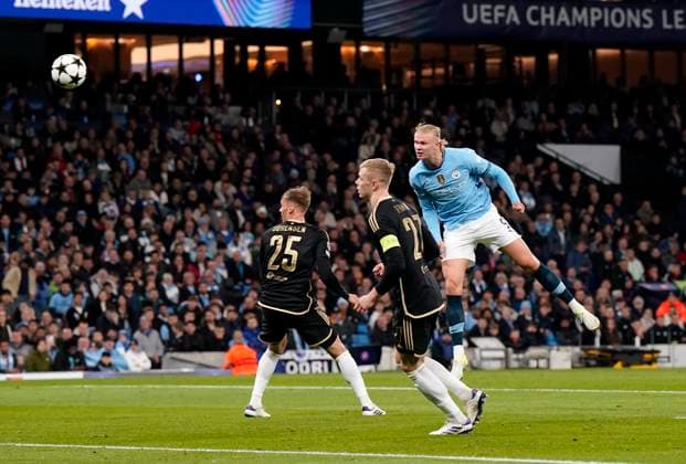 Manchester, England, 23rd October 2024. Erling Haaland of Manchester City sees his header saved during the UEFA Champions League match at the Etihad Stadium, Manchester. Picture credit should read: Andrew Yates Sportimage EDITORIAL USE ONLY. No use with unauthorised audio, video, data, fixture lists, club league logos or live services. Online in-match use limited to 120 images, no video emulation. No use in betting, games or single club league player publications. SPI-3405-0021
