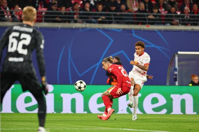 RB Leipzig Liverpool Champions League Leipzig, 23 10 2024, Red Bull Arena, Football, UEFA Champions League, Matchday 3 , RB LEIPZIG vs FC LIVERPOOL , Pictured from l Goalkeeper Caoimhin Kelleher 62, Liverpool , Konstantinos Tsimikas 21, Liverpool and Antonio Nusa 7, RB Leipzig , Picture Point