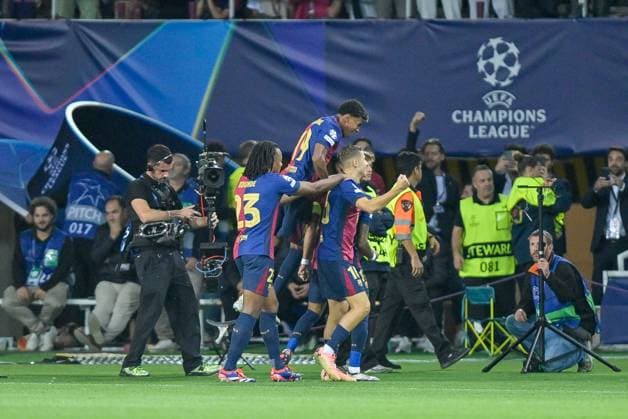 the team celebrates Raphinha 11 FC Barcelonas goal to make it 1-0, FC Barcelona vs FC Bayern Muenchen, Champions League, Soccer, Matchday 3, 23 10 2024 Barcelona Catalonia Spain Copyright: xkolbert-press FelipexMondinox