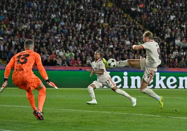 23 10 2024, Football UEFA Champions League 2024 2025, Matchday 3, FC Barcelona FC Bayern Munich, at Estadi Olimpic Lluis Companys Barcelona Harry Kane FC Bayern Munich scores to make it 1 1 against Inaki Pena FC Barcelona DFL and DFB regulations prohibit any use of photographs as image sequences and or quasi video
