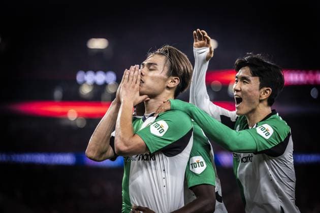 LISSABON - Ayase Ueda of Feyenoord and In-beom Hwang of Feyenoord celebrate the 0-1 during the UEFA Champions League match between Benfica and Feyenoord at Estadio do Benfica on Oct. 23, 2024 in Lisbon, Portugal. ANP KOEN VAN WEEL UEFA Champions League 2024 25 League Phase MD3 2024 25 xVIxANPxSportx xxANPxIVx 511652387 originalFilename: 511652387.jpg