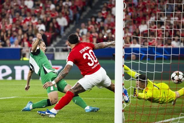LISSABON - (l-r) Ayase Ueda of Feyenoord scores the 0-2 (disallowed), Nicolas Otamendi of Benfica, Benfica goalkeeper Anatoliy Trubin during the UEFA Champions League match between Benfica and Feyenoord at Estadio do Benfica on Oct. 23, 2024 in Lisbon, Portugal. ANP KOEN VAN WEEL UEFA Champions League 2024 25 League Phase MD3 2024 25 xVIxANPxSportx xxANPxIVx 511652973 originalFilename: 511652973.jpg