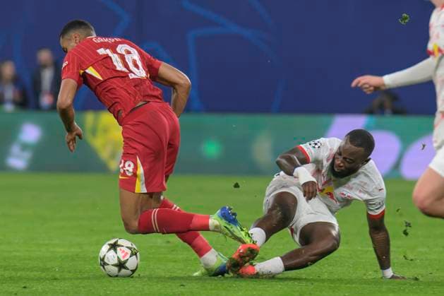 GER, Saxony, Leipzig, Champions League RB Leipzig vs Liverpool FC, CHL, UCL, Matchday, Season 2024 2025, RB Arena, f l in picture Cody Gakpo FC Liverpool 09 , Lutsharel Geertruida RB Leipzig 03 , duel, action, fight, fighting for the ball, foul, 23 10 2024, Copyright: HMBxMedia UwexKoch