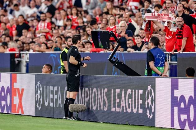 LISBON, Estadio da Luz, 23-10-2024 , season 2024 2025 , UEFA Champions League. during the match Benfica - Feyenoord, VAR check, referee Umut Meler Benfica - Feyenoord  x26546421x Copyright: