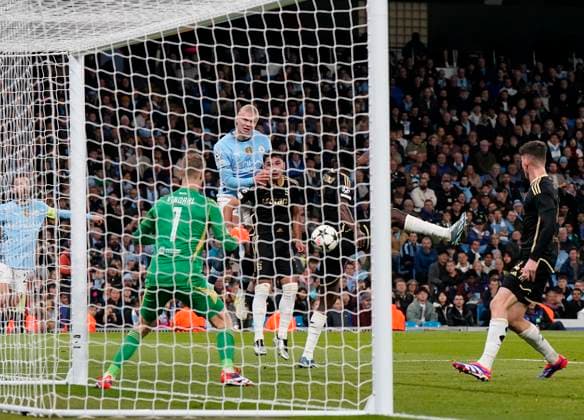 Manchester, England, 23rd October 2024. Erling Haaland of Manchester City fires in a header during the UEFA Champions League match at the Etihad Stadium, Manchester. Picture credit should read: Andrew Yates Sportimage EDITORIAL USE ONLY. No use with unauthorised audio, video, data, fixture lists, club league logos or live services. Online in-match use limited to 120 images, no video emulation. No use in betting, games or single club league player publications. SPI-3405-0026
