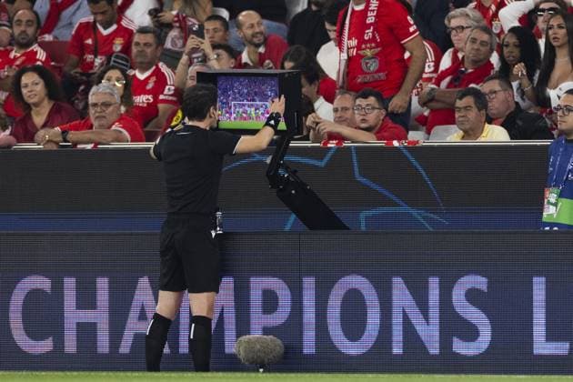 LISSABON - Referee Umut Meler looks at the video assistant referee (VAR) during the UEFA Champions League match between Benfica and Feyenoord at Estadio do Benfica on Oct. 23, 2024 in Lisbon, Portugal. ANP KOEN VAN WEEL UEFA Champions League 2024 25 League Phase MD3 2024 25 xVIxANPxSportx xxANPxIVx 511653098 originalFilename: 511653098.jpg