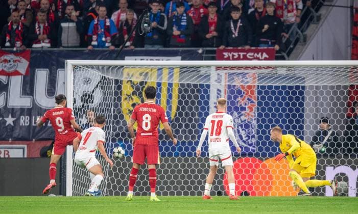 Soccer, Men, Season 2024 2025, Champions League League Phase, Matchday 3 , RB Leipzig FC Liverpool, Darwin Nunez l , Liverpool FC scores the goal for 1 0 against goalkeeper Peter Gulacsi RB Leipzig , 23 10 2024, Copyright: xSebastianxRäppold MatthiasxKochx