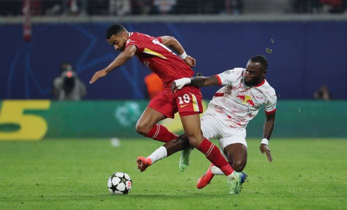 Cody Gakpo, Lutsharel Geertruida duel Match scene Action Sport Football Soccer UEFA Champions League UCL Men 3 Matchday Season 2024 2025 23 10 2024 Rasen Ballsport RB Leipzig RBL vs Liverpool FC LFC DFL regulations prohibit any use of photographs as image sequences and or quasi video