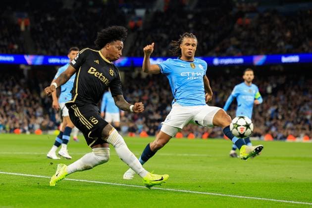 Manchester City v Sparta Prague Champions League 23 10 2024. Angelo Preciado (17) of Sparta Prague crosses the ball watched by Nathan Ake (6) of Manchester City during the Champions League match between Manchester City and Sparta Prague at the Etihad Stadium, Manchester, England on 23 October 2024. Manchester Etihad Stadium Manchester England Editorial use only , Copyright: xConorxMolloyx PSI-20645-0037