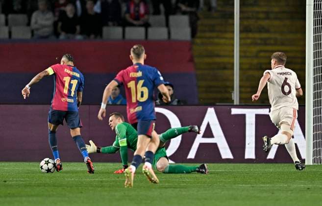 23 10 2024, Football UEFA Champions League 2024 2025, Matchday 3, FC Barcelona FC Bayern Munich, at Estadi Olimpic Lluis Companys Barcelona Raphinha FC Barcelona vs. goalkeeper Manuel Neuer FC Bayern Munich DFL and DFB regulations prohibit any use of photographs as image sequences and or quasi video