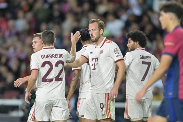 the team celebrates Harry Kane 9 FC Bayern Muenchens goal to equalize 1 1, FC Barcelona vs FC Bayern Muenchen, Champions League, Football, Matchday 3, 23 10 2024 Barcelona Catalonia Spain Copyright: xkolbert-press FelipexMondinox