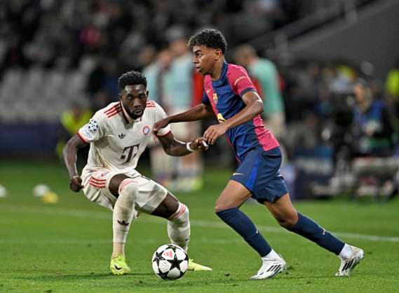 23 10 2024, Football UEFA Champions League 2024 2025, Matchday 3, FC Barcelona FC Bayern Munich, at Estadi Olimpic Lluis Companys Barcelona v l Alphonso Davies FC Bayern Munich v Lamine Yamal FC Barcelona DFL and DFB regulations prohibit any use of photographs as image sequences and or quasi video