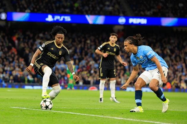 Manchester City v Sparta Prague Champions League 23 10 2024. Angelo Preciado (17) of Sparta Prague controls the ball watched by Nathan Ake (6) of Manchester City during the Champions League match between Manchester City and Sparta Prague at the Etihad Stadium, Manchester, England on 23 October 2024. Manchester Etihad Stadium Manchester England Editorial use only , Copyright: xConorxMolloyx PSI-20645-0038
