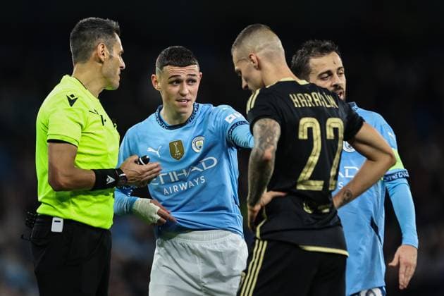 UEFA Champions League, League Stage Manchester City v Sparta Prague Phil Foden of Manchester City talks to referee Maurizio Mariani during the UEFA Champions League, League Stage Manchester City v Sparta Prague at Etihad Stadium, Manchester, United Kingdom, 23rd October 2024 (Photo by Mark Cosgrove News Images) Manchester Etihad Stadium Manchester United, ManU Kingdom Copyright: xMarkxCosgrove NewsxImagesx