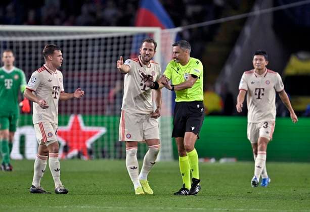 23 10 2024, Football UEFA Champions League 2024 2025, Matchday 3, FC Barcelona FC Bayern Munich, at Estadi Olimpic Lluis Companys Barcelona Joshua Kimmich FC Bayern Munich and Harry Kane FC Bayern Munich discuss this with referee Slavko Vincic SVN DFL and DFB regulations prohibit any use of photographs as image sequences and or quasi video
