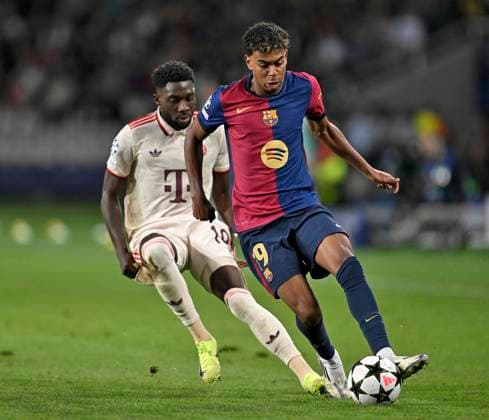 23 10 2024, Football UEFA Champions League 2024 2025, Matchday 3, FC Barcelona FC Bayern Munich, at Estadi Olimpic Lluis Companys Barcelona v l Alphonso Davies FC Bayern Munich v Lamine Yamal FC Barcelona DFL and DFB regulations prohibit any use of photographs as image sequences and or quasi video