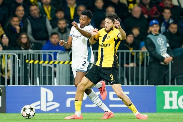 Bern, Switzerland, October 23rd 2024: Denzel Dumfries (2 Inter) and Jaouen Hadjam (3 Young Boys) battle for the ball (duel) during the UEFA Champions League football match between BSC Young Boys and FC Internazionale at Wankdorf Stadion in Bern, Switzerland. (Daniela Porcelli SPP) Copyright: xDanielaxPorcellix xSPPx spp-en-DaPoSp-20241023-_DP17669