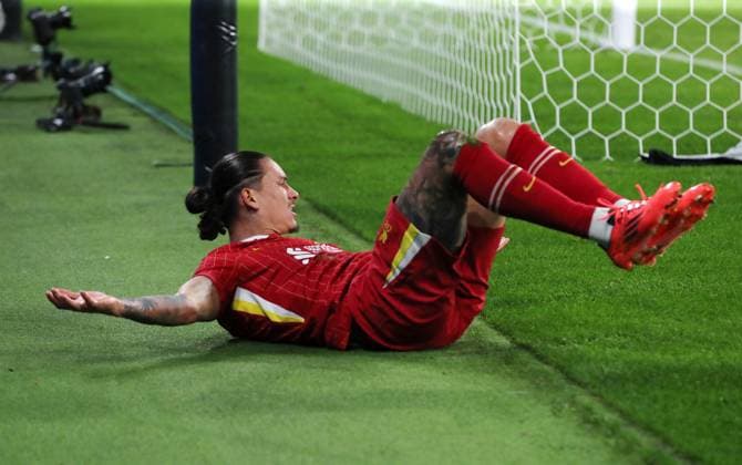 Darwin Nunez claims penalty after tackle Sports Football Soccer UEFA Champions League UCL Men 3 Matchday Season 2024 2025 23 10 2024 Rasen Ballsport RB Leipzig RBL vs Liverpool FC LFC DFL regulations prohibit any use of photographs as image sequences and or quasi video
