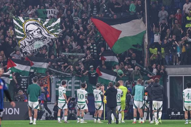 BERGAMO, ITALY - OCTOBER 23: Celtic players greet fans at final whistle of the Champions League football match between Atalanta and Celtic F.C. at the Gewiss Stadium on October 23, 2024 in Bergamo, Italy. (Photo by Stefano Nicoli Speed Media Icon Sportswire) SOCCER: OCT 23 Champions League 2024 25 - Atalanta v Celtic F.C. EDITORIAL USE ONLY Icon24102301241