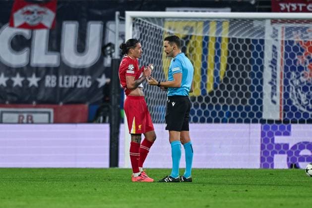23 10 2024, Football, Champions League, Matchday 3, Season 2024 2025, RB Leipzig Liverpool FC, Darwin Nunez Liverpool FC talks to referee Sandro Schärer, xRHR PHOTO TKx Copyright: RHR-FOTOx RHR-FOTO TK