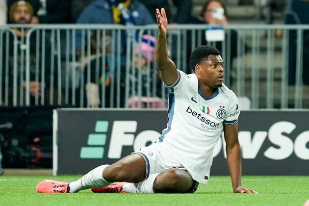 Bern, Switzerland, October 23rd 2024: Denzel Dumfries (2 Inter) reacts after he gets fouled during the UEFA Champions League football match between BSC Young Boys and FC Internazionale at Wankdorf Stadion in Bern, Switzerland. (Daniela Porcelli SPP) Copyright: xDanielaxPorcellix xSPPx spp-en-DaPoSp-20241023-_DP17671