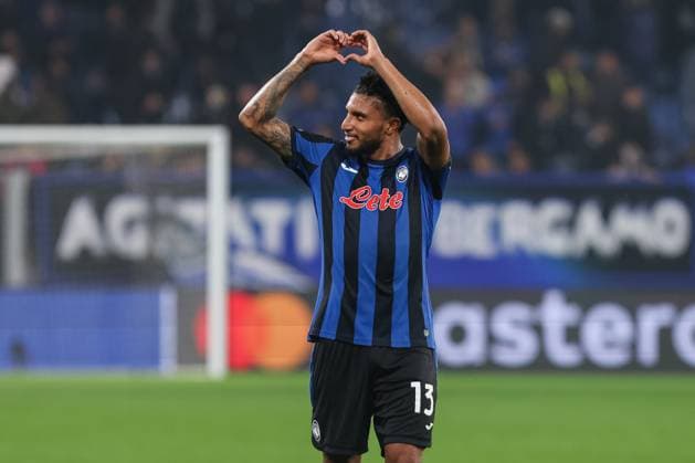 BERGAMO, ITALY - OCTOBER 23: Atalanta s Ederson greets fans at final whistle of the Champions League football match between Atalanta and Celtic F.C. at the Gewiss Stadium on October 23, 2024 in Bergamo, Italy. (Photo by Stefano Nicoli Speed Media Icon Sportswire) SOCCER: OCT 23 Champions League 2024 25 - Atalanta v Celtic F.C. EDITORIAL USE ONLY Icon24102301243