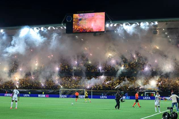 Fans BSC Young Boys , Football, UEFA Champions League, Matchday 3, 2024 2025, Young Boys Bern vs Inter Milan, 23 10 2024, Stadion Wankdorf, Bern, Switzerland Bern Stadion Wankdorf Canton Bern Switzerland Copyright: xGrantxHubbsx