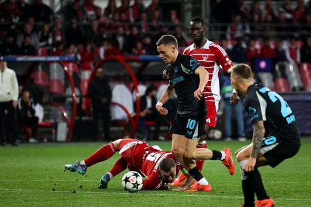 Stade Brestois Leverkusen PHOTOPQR LE TELEGRAMME Vincent Le guern ; ; 23 10 2024 ; Football Stade du Roudourou à Guingamp Ligue des champions 23 octobre 2024 Stade Brestois Leverkusen Florian Wirtz élimine Brendan Chardonnet France  Copyright: xPHOTOPQR LExTELEGRAMME MAXPPPxVincentxLexguernx 20241023TGB2832 20241023TGB2832