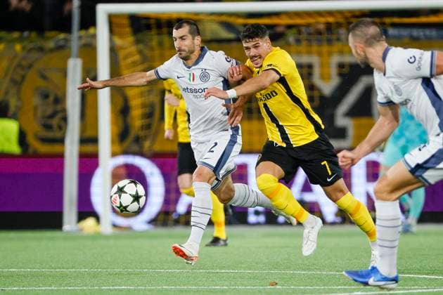 Henrikh Mkhitaryan Inter Milan, 22 and Filip Ugrinic BSC Young Boys, 07 in a running duel , Football, UEFA Champions League, Matchday 3, 2024 2025, Young Boys Bern vs Inter Milan, 23 10 2024, Stadion Wankdorf, Bern, Switzerland Bern Stadion Wankdorf Canton Bern Switzerland Copyright: xGrantxHubbsx