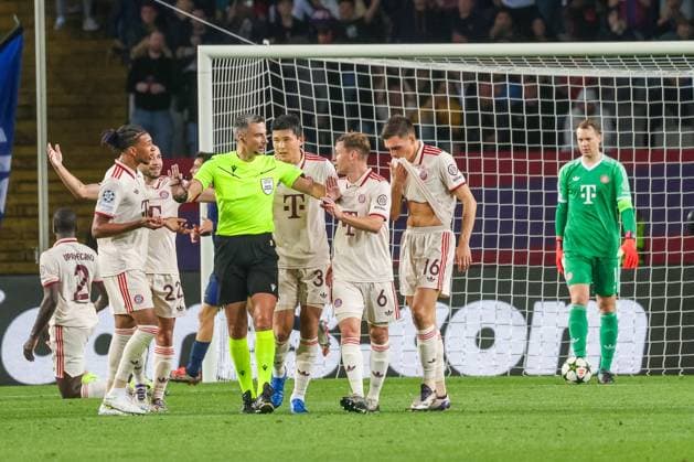 After the 3 1 for Barcelona, Bayern needed to talk to the referee, ESP, FC Barcelona FC Bayern Muenchen, Football, Champions League, Matchday 3, 2024 2025 season, 23 10 2024 ESP, FC Barcelona FC Bayern Muenchen, Football, Champions League, Matchday 3, 2024 2025 season, 23 10 2024 Barcelona Copyright: xEibner-Pressefoto JoergxNiebergax EP_JNL