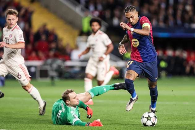 October 23, 2024, Barcelona, Barcelona, SPAIN: Raphinha Dias Belloli of FC Barcelona, Barca and Manuel Neuer of Bayern Munchen in action during the UEFA Champions League 2024 25 League Phase MD3 match between FC Barcelona and FC Bayern Munchen at Estadi Olimpic Lluis Companys on October 23, 2024 in Barcelona, Spain. Barcelona SPAIN - ZUMAa181 20241023_zaa_a181_067 Copyright: xJavierxBorregox