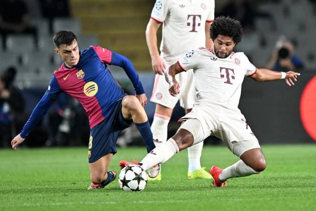 Barcelona, Estadi Olimpic Lluis Companys, 23 10 24, GER, Herren, UEFA Champions League, Saison 2024 2025, FC Barcelona FC Bayern Muenchen Bild v li im Zweikampf PEDRI Barcelona und Serge GNABRY Muenchen Only for editorial use UEFA regulations prohibit any use of photographs as image sequences and or quasi video Catalonia Spain