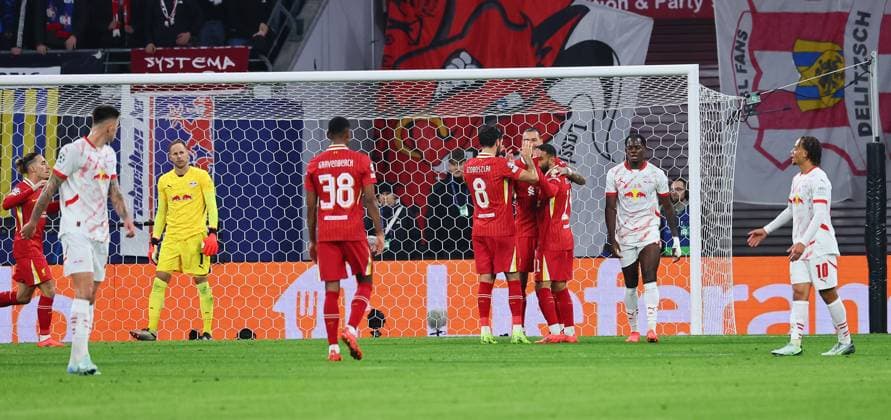 RB Leipzig Liverpool Champions League Leipzig, 23 10 2024, Red Bull Arena, Football, UEFA Champions League, Matchday 3 , RB LEIPZIG vs FC LIVERPOOL , Goal for Liverpool to 0 1 In the picture goal celebration around scorer Darwin Nunez 9, Liverpool Surrounded by disappointed Leipzigers, Benjamin Sesko, goalkeeper Peter Gulacsi, Castello Lukeba and Xavi Simons , Picture Point