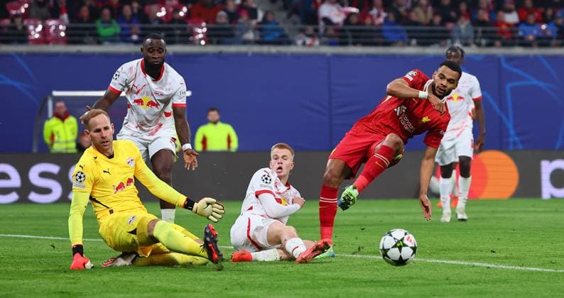 RB Leipzig Liverpool Champions League Leipzig, 23 10 2024, Red Bull Arena, Football, UEFA Champions League, Matchday 3 , RB LEIPZIG vs FC LIVERPOOL , Pictured from l Goalkeeper Peter Gulacsi 1, RB Leipzig , Arthur Vermeeren 18, RB Leipzig and Cody Gakpo 18, Liverpool , Picture Point
