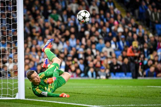 Sport Bilder des Tages 23rd October 2024; Etihad Stadium, Manchester, England; UEFA Champions League Football, Manchester City versus Sparta Prague; Peter Vindahl Jensen of AC Sparta Prague makes a good save to deny Erling Haaland of Manchester City  ActionPlus12706647 GodfreyxPitt