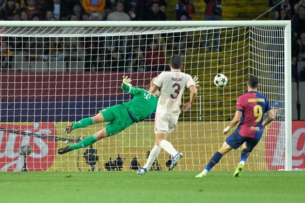 Manuel Neuer 1 FC Bayern Muenchen gets the goal for 2 1 by Robert Lewandowski 9 FC Barcelona , FC Barcelona vs FC Bayern Muenchen, Champions League, Soccer, Matchday 3, 23 10 2024 Barcelona Catalonia Spain Copyright: xkolbert-press FelipexMondinox